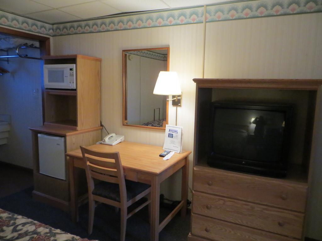 Midtown Western Inn - Карні Номер фото
